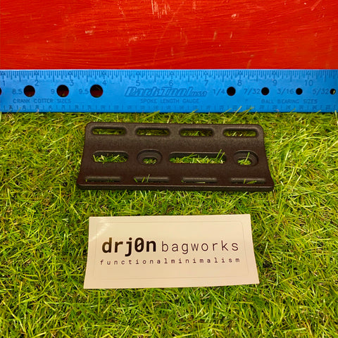 Drj0n Bagworks - drj0n bagworks DeWidget Strap 'Deck' Medium. In Stock. Bath Outdoors stocks a wide range of Drj0n Bagworks bikepacking kit perfect for mountain bikes, gravel bikes, adventure bikes, touring bikes, road bikes, commuter bikes & bikepacking bikes. The DeWidget Strap Deck Medium & Large in the Strapdeck family allowing you to strap loads up to 820g to your handlebar. bathoutdoors.co.uk is an official stockist of Drj0n Bagworks bikepacking accessories.
