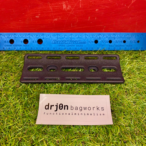 Drj0n Bagworks - drj0n bagworks DeWidget Strap 'Deck' Large. In Stock. Bath Outdoors stocks a wide range of Drj0n Bagworks bikepacking kit perfect for mountain bikes, gravel bikes, adventure bikes, touring bikes, road bikes, commuter bikes & bikepacking bikes. The DeWidget Strap Deck Medium & Large in the Strapdeck family allowing you to strap loads up to 820g to your handlebar. bathoutdoors.co.uk is an official stockist of Drj0n Bagworks bikepacking accessories.